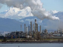 An oil refinery (Walter Siegmund/Wikipedia)