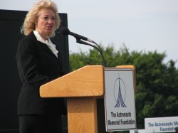 pic-1-evelyn-husband Evelyn Husband giving a stirring speech at a remembrance ceremony at Kennedy Space Centre in February 2008. Image credit Dave Reneke