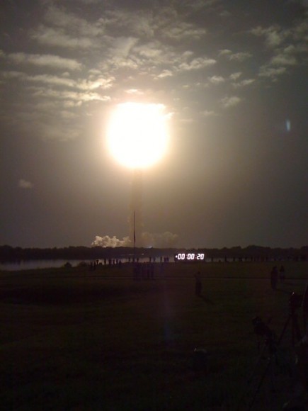 Discovery lift off. Credit: flyingjenny on Twitpic.  Click image for more of flyingjenny's images