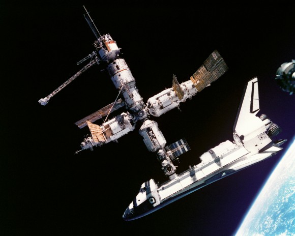 shuttlemir_nasa_big Space Shuttle Atlantis docking with Mir space station