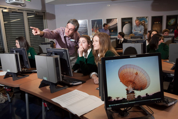 Rob Hollow works with students in the PULSE@Parkes project. Credit: Andrew Crosling