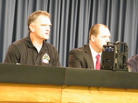 Robert Ferl at a press conference at KSC with a device from the APEX-TAGES experiment. Image: Nancy Atkinson