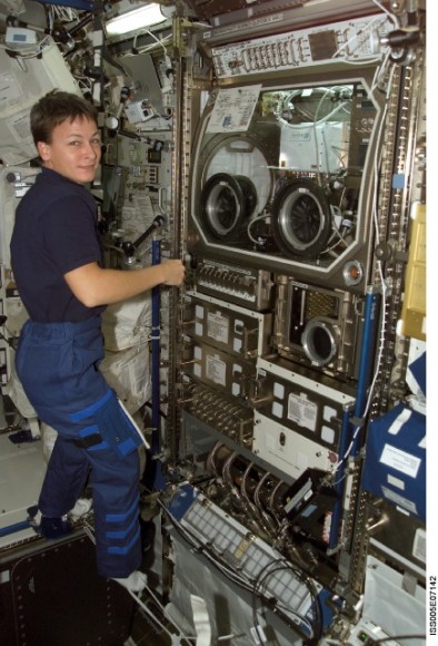 Whitson works with a science glove box on board the ISS. Credit: NASA