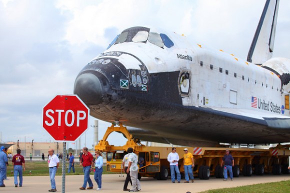 Atlantis rolls to the VAB. Image credit: Alan Walters (awaltersphoto.com) for Universe Today