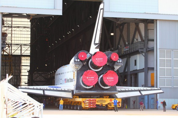 Atlantis entering the VAB for what is likely the last time. Image credit: Alan Walters (awaltersphoto.com) for Universe Today