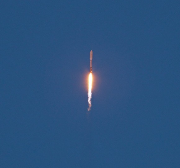 Launch of the X37-B. Credit: Alan Walters (awaltersphoto.com) for Universe Today