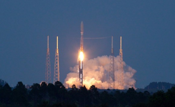 Launch of the X37-B. Credit: Alan Walters (awaltersphoto.com) for Universe Today