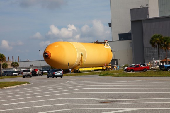 ET-138 arrives at the Vehicle Assembly Building at KSC. Credit: Alan Walters (awaltersphoto.com) for Universe Today