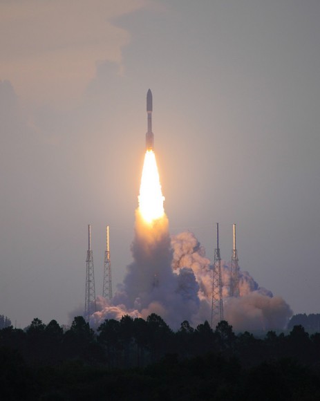 A United Launch Alliance Atlas V carries the AEHF-1 satellite to orbit. Credit: Alan Walters (awaltersphoto.com) for Universe Today