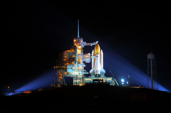 A gorgeous but stubborn Discovery still on the launchpad. Credit: Alan Walters (awaltersphoto.com) for Universe Today.