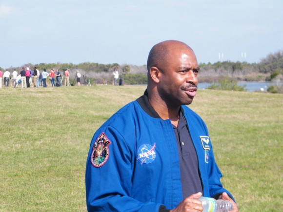 Astronaut Leland Melvin talks with participants in the NASA Tweetup for STS-133 at KSC before the launch. Credit: Nancy Atkinson