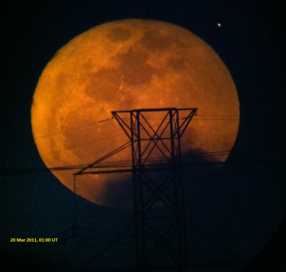 'I see the Supermoon a rising, I see trouble on the way ....' taken with an iPhone and a 3.5-inch scope: Credit: Bill Dillon