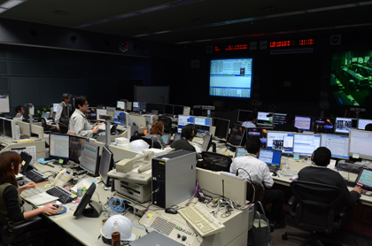 JAXA Flight Control Team (JFCT) resuming the Kibo operations at the Mission Control Room (MCR). Credit: JAXA