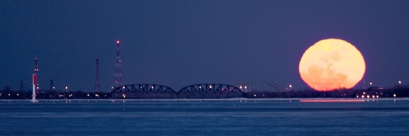 This Super Moon image was taken in Pointe-Claire,Canada. The Super Moon is right behind Mercier bridge, one of the key bridge that ties the Montreal island to the south shore. Credit: Jean-Guy Corbeil, Beaconsfield, Québec