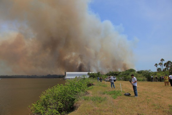 Photographers set up in attempt to photograph Endeavour on the launchpad, but smoke hinders their view. Credit: Alan Walters.