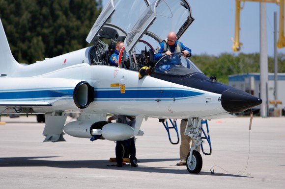 Astronauts Mark Kelly and Mike Fincke land in their T-38 at Kennedy Space Center. Credit: Michael Deep, for Universe Today.