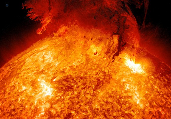 Massive coronal mass ejection on June 7, 2011. This image shows the size of the Earth to scale. NASA / SDO / J. Major.