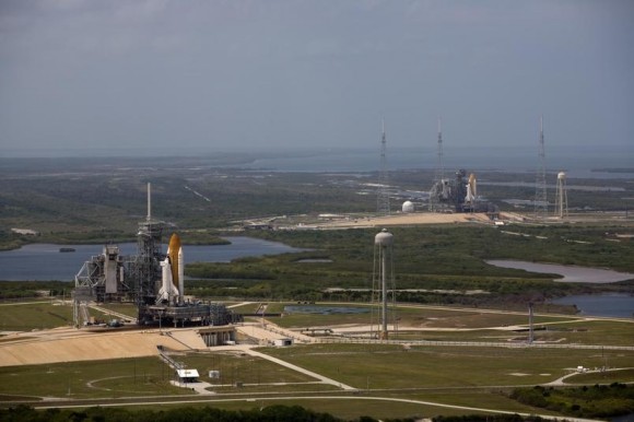 Space_shuttles_Atlantis__STS-125__and_Endeavour__STS-400__on_launch_pads_again