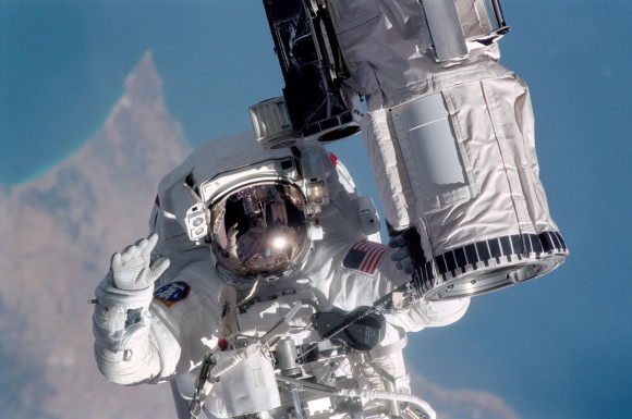 canadarm_astronaut
