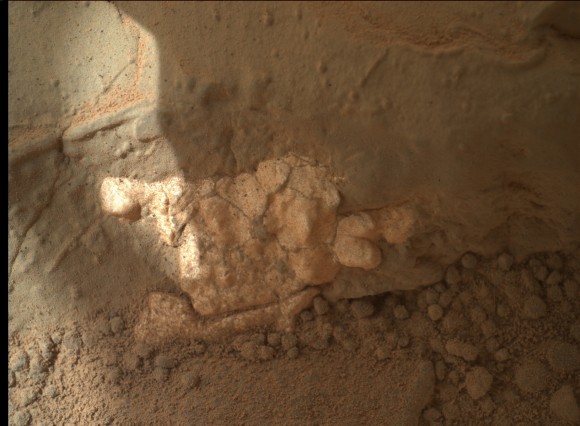 Light-toned veins in the rocks in Yellowknife Bay. Credit: NASA/JPL/Malin Space Science Systems. 