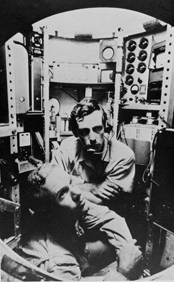 Lt. Don Walsh, USN (left) and Jacques Piccard (centre)<br />
in the bathyscaphe Trieste. Via Wikipedia.