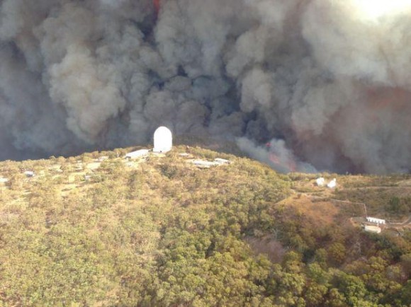 Anglo-Australian Observatory, Siding Springs, with the approaching fires. Via Amanda Bauer.