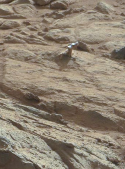 Another zoomed-in view of the shiny protuberance. Credit: NASA/JPL-Caltech/Malin Space Science Systems. Image via 2di7 & titanio44 on Flickr.