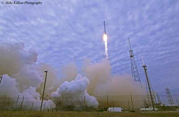 Falcon 9 SpaceX CRS-2 launch on March 1, 2013.  Credit: Mike Killian/www.zerognews.com