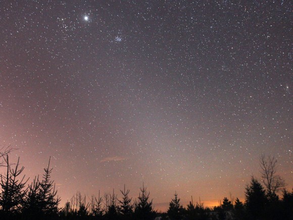 The tapering wedge of the zodiacal light reaches from the western horizon on March 3, 2013 toward the bright Planet Jupiter at top. Credit: Bob King