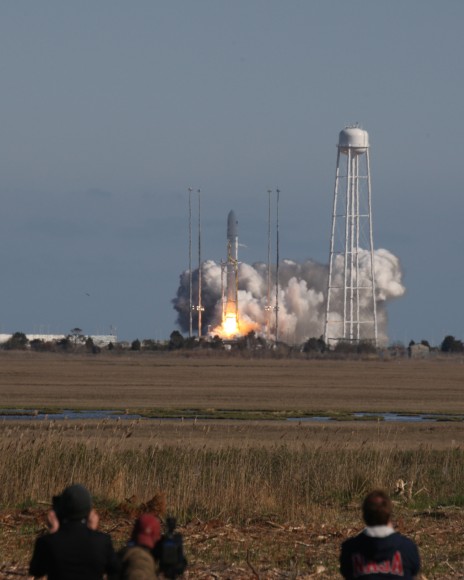 Antares accelerates to orbit on April 21, 2013 from NASA Wallops Flight Facility. Credit: Mark Usciak/AmericaSpace