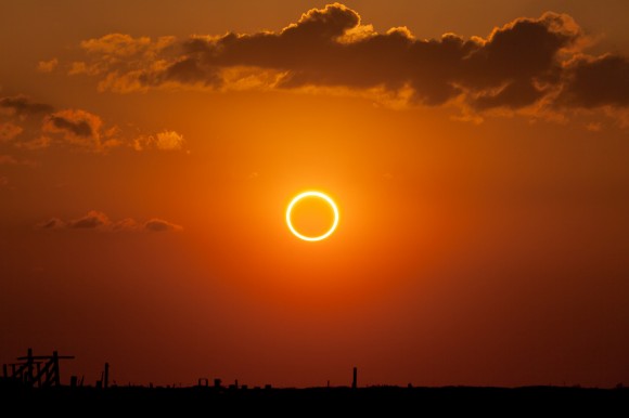 A perfect ring of fire captured by Kevin Baird on May 20th, 2012 from Bluit New Mexico. (Credit: Kevin Baird/Universe Today flickr Group). 
