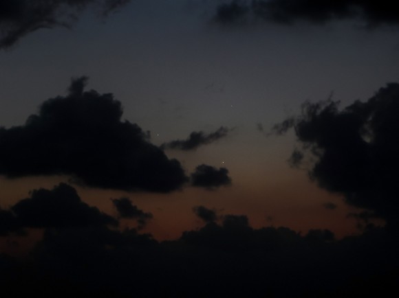 Sunset conjunction with fast moving clouds on May 26 through 10 x 50 binoculars from a seashore town -Marina di Pisa, Tuscany, Italy. Credit: Giuseppe Petricca