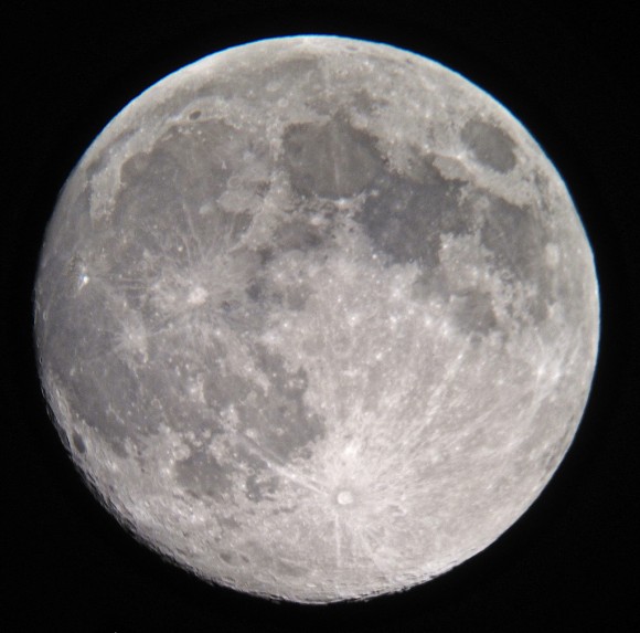 A handheld shot of the Moon on Sunday evening through a 12" Dobsonian telescope. (Credit Sarah Fisher/@larlar71 in the UK).