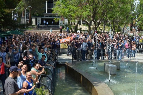 A crowd gathered on the mall at NASA's Jet Propulsion Laboratory in Pasadena to wave at Saturn on July 19 (NASA/JPL-Caltech)