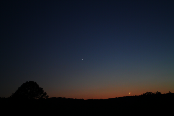 Conjunction of Saturn, Venus, and the 2.5 day old Moon on Saturday, September 7, 2013. Spica sneaks into the photo beneath Venus. Taken from Salem, Missouri. Credit and copyright: Joe Shuster, Lake County Astronomical Society.