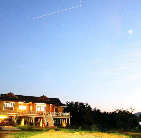 ATV-4 Albert Einstein (small streak at top) during its planned descent and breakup over the Pacific Ocean. Universe Today reader Oliver Broadie captured the shot from Sukhothai, Thaiand. Credit: Oliver Broadie
