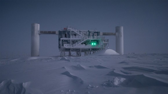 The IceCube Neutrino Observatory at the South Pole. Credit: Emanuel Jacobi/NSF.