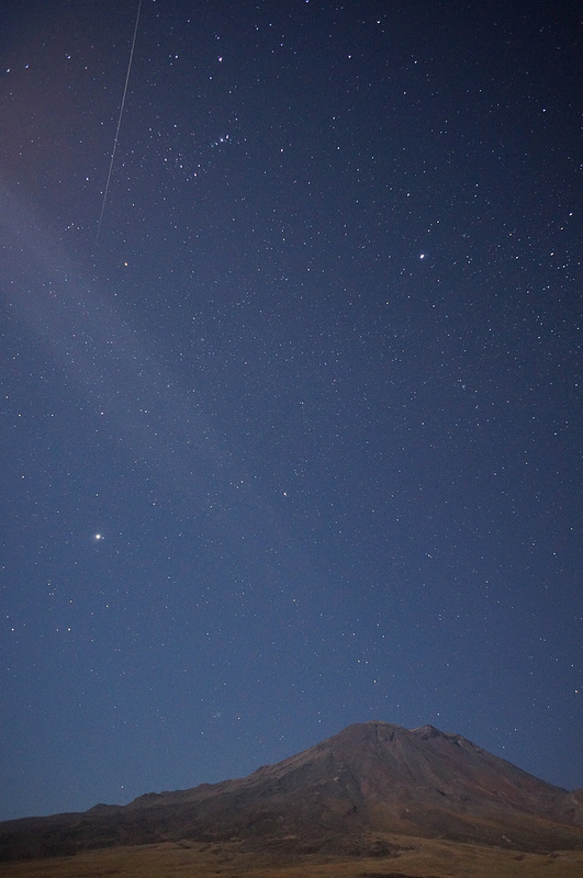 A Geminid meteor pieces the sky over the San Pedro volcano in the Atacama desert in Chile. Credit and copyright: srta Andrea on Flickr. 