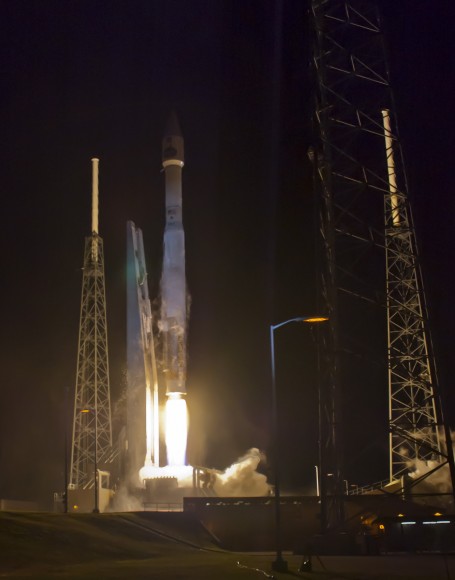NASA TDRS-L relay satellite launch aboard Atlas V rocket on Jan. 23, 2014. Credit: Jeff Seibert/wired4space.com
