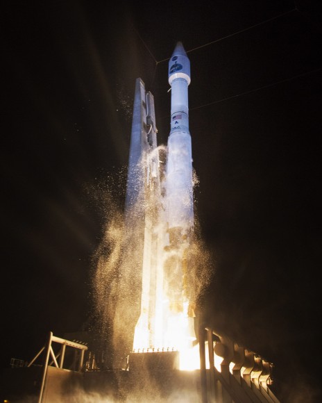 A United Launch Alliance (ULA) Atlas V rocket successfully launched NASA’s Tracking and Data Relay Satellite (TDRS-L) payload at 9:33 p.m. EST today from Space Launch Complex-41. Credit: Ben Cooper/Launch photography