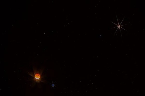 The eclipsed Moon, Mars and Spica. Credit: @Astrocolors