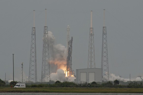 Rising slowly from Pad 40, the fully loaded Dragon and Falcon 9 v1.1 vehicle begin the mission to ISS. Credit: nasatech.net