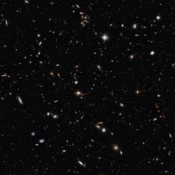 This 14-hour exposure from the Hubble Space Telescope zooms in on a galaxy cluster and shows objects around a billion times fainter than can be seen with the naked eye. Credit: NASA/ESA.