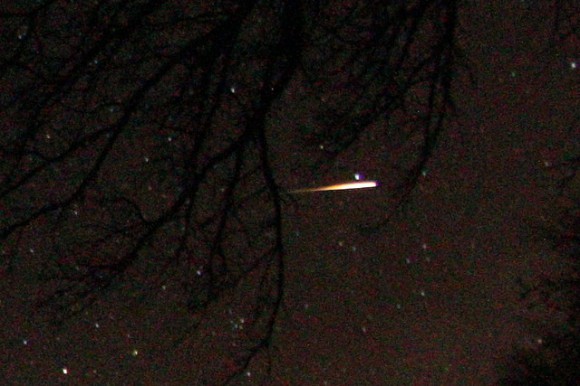 Closeup of one frame of a timelapse session containing what appears to be a meteor from the Camelopardalids meteor shower. Credit and copyright: DaretheHair on Flickr.