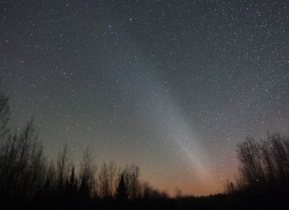 Photo taken a couple minutes after the first one showing the expanding ray. The starlike object is the brighter trail within the ray near bottom. Credit: Bob King