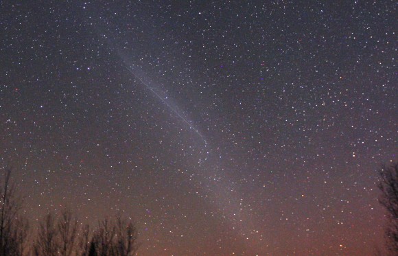 The strange streak with a moving satellite (?) at its center than drifted from Leo to Auriga early this morning. The starlike object makes a narrower streak inside the cloud during the time exposure. Credit: Bob King