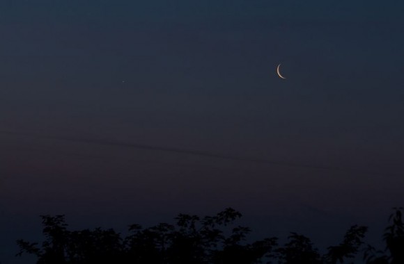 The waning crescent Moon and Venus as seen from the UK on June 24, 2014. Credit and copyright: Sculptor Lil on Flickr.
