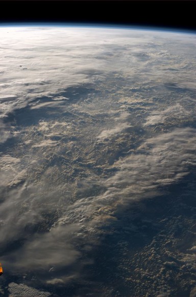 “Sometimes our atmosphere looks incredibly complex and three-dimensional, sometimes you don't even see it. Manchmal schaut unsere Atmosphäre unglaublich Komplex und dreidimensional aus, manchmal fast unsichtbar.” Taken from the ISS on 5 July 2014. Credit: ESA/Alexander Gerst