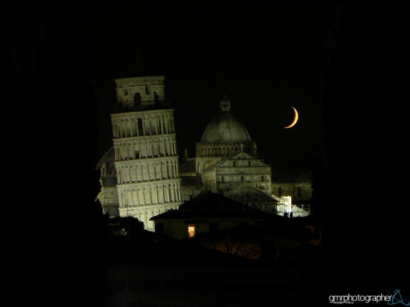 The crescent Moon and the Leaning Tower of Pisa together for a beautiful nighttime view. Credit and copyright: Giuseppe Petricca.
