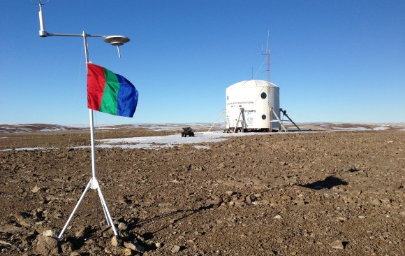 FMARS hab with Mars flag in foreground. Credit: Mars Society